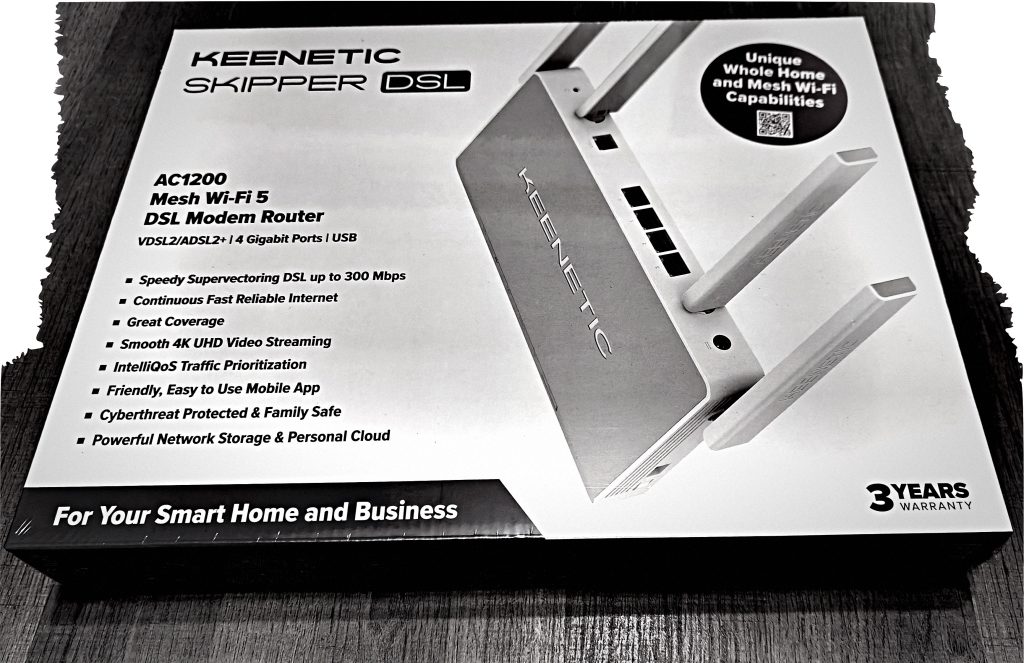 Keenetic Skipper DSL AC1200 -reitittimen tuotepakkaus, jossa esitellään Mesh Wi-Fi 5 -ominaisuudet, DSL-tuki, neljä gigabitin porttia ja laitteen keskeiset suorituskyky- ja turvallisuusominaisuudet.
